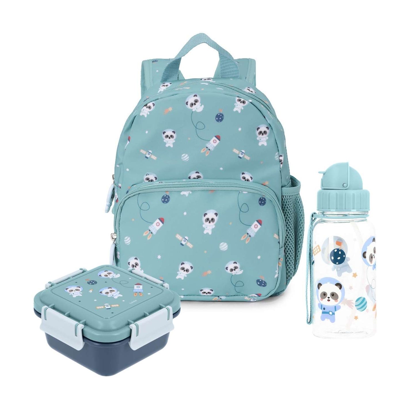 ack de Tres Productos Básicos Escolares de la colección Pandas in Space. Este completo set está diseñado específicamente para niños de 0 a 6 años, cubriendo a la perfección las necesidades de las etapas de educación infantil. El pack PANDAS IN SPACE incluye una cómoda mochila ergonómica de plástico reciclado, una botella de Tritán ultra resistente con pajita abatible y una caja de almuerzo de gran capacidad con separador extraíble, todo coordinado con un precioso estampado de pandas astronautas.