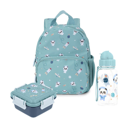 ack de Tres Productos Básicos Escolares de la colección Pandas in Space. Este completo set está diseñado específicamente para niños de 0 a 6 años, cubriendo a la perfección las necesidades de las etapas de educación infantil. El pack PANDAS IN SPACE incluye una cómoda mochila ergonómica de plástico reciclado, una botella de Tritán ultra resistente con pajita abatible y una caja de almuerzo de gran capacidad con separador extraíble, todo coordinado con un precioso estampado de pandas astronautas.