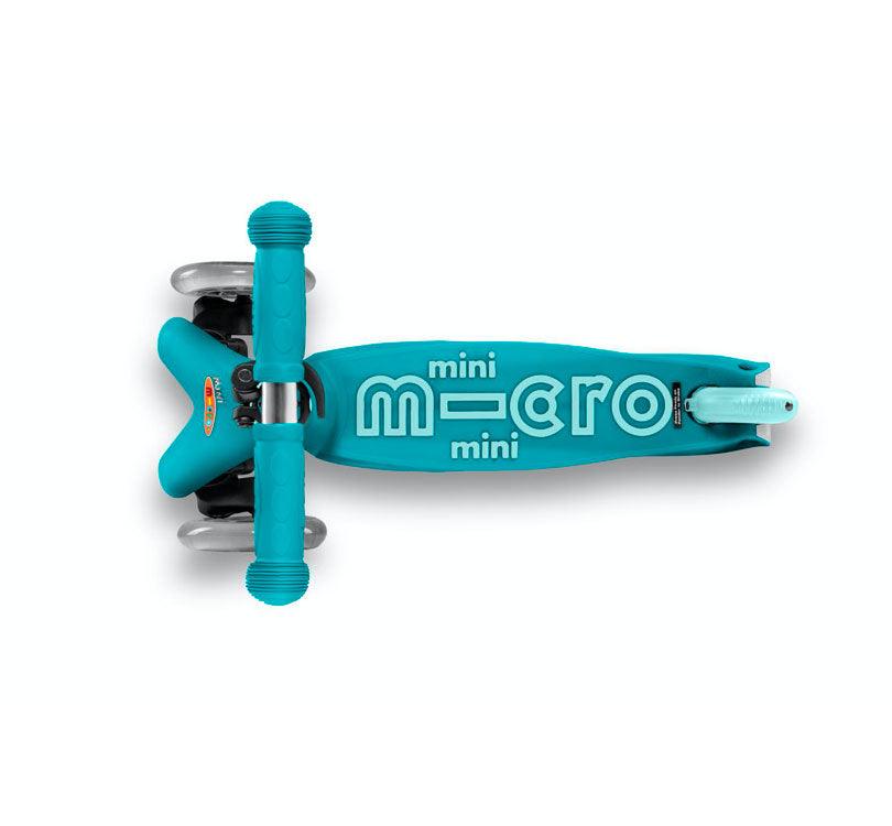 patinete Micro mini deluxe led en color turquesa Aqua vista desde arriba con las ruedas led encendidas