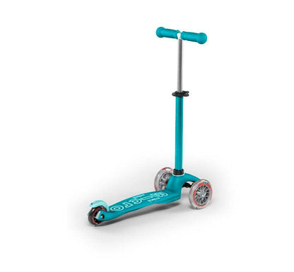 patinete Micro mini deluxe led en color turquesa Aqua vista lateral con las ruedas led encendidas