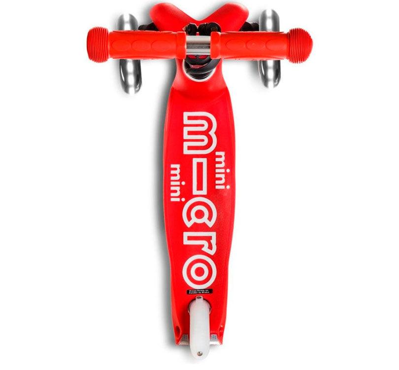 vista superior patinete micro mini deluxe led en color rojo con tres ruedas, dos delanteras y una trasera en color rojo