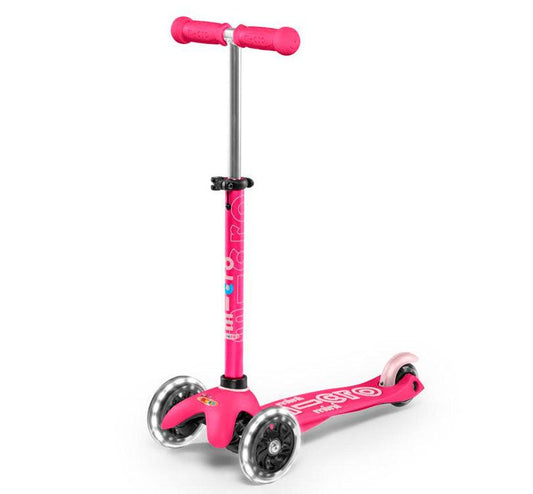 patinete micro mini deluxe led Rosa es el favorito de padres y madres, y no es para menos. Al mismo tiempo que promueve el movimiento y el ejercicio, también ayuda a desarrollar el equilibrio, la coordinación y las habilidades motoras finas de los más pequeños.