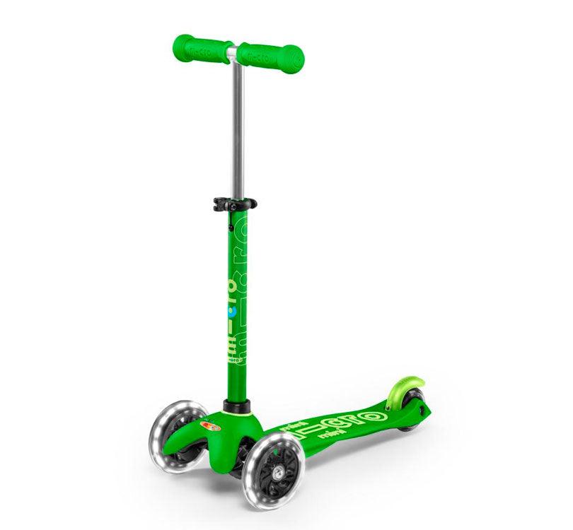 patinete verde mini Micro Deluxe led patinete es el favorito de padres y madres, y no es para menos. Al mismo tiempo que promueve el movimiento y el ejercicio, también ayuda a desarrollar el equilibrio, la coordinación y las habilidades motoras finas de los más pequeños.