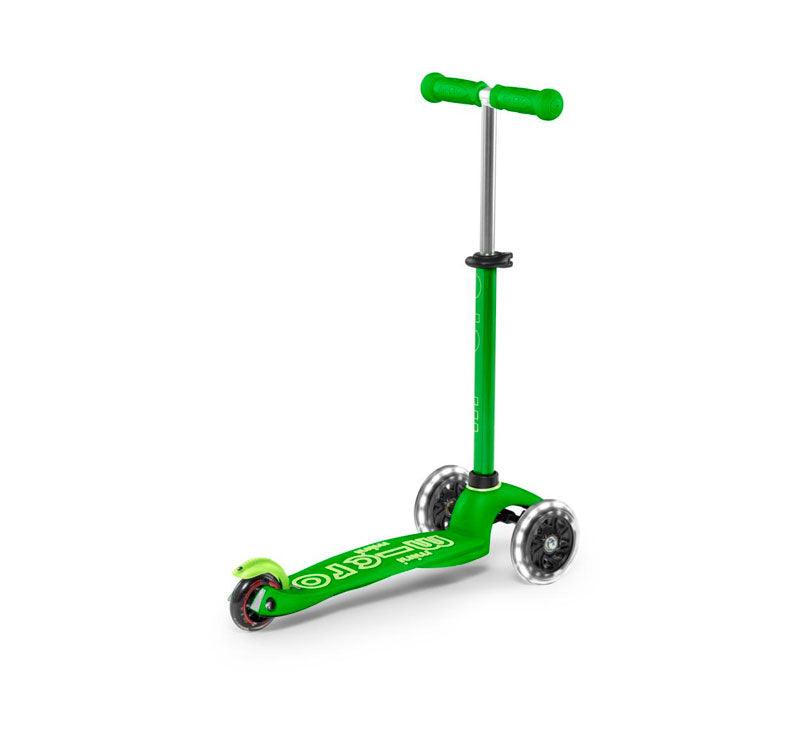 patinete verde mini Micro Deluxe led patinete es el favorito de padres y madres, y no es para menos. Al mismo tiempo que promueve el movimiento y el ejercicio, también ayuda a desarrollar el equilibrio, la coordinación y las habilidades motoras finas de los más pequeños. vista trasera