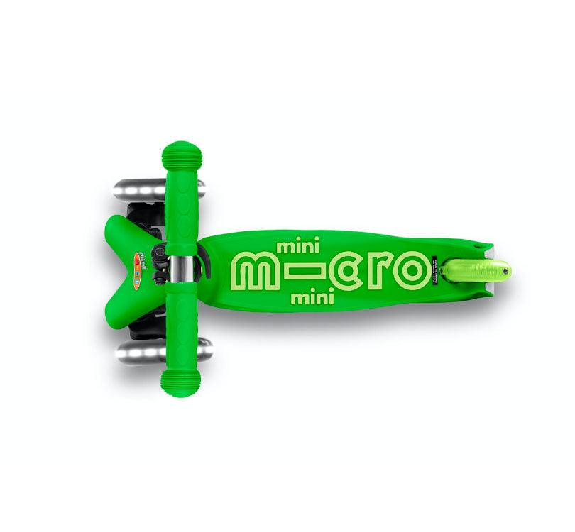 patinete verde mini Micro Deluxe led patinete es el favorito de padres y madres, y no es para menos. Al mismo tiempo que promueve el movimiento y el ejercicio, también ayuda a desarrollar el equilibrio, la coordinación y las habilidades motoras finas de los más pequeños. vista superior