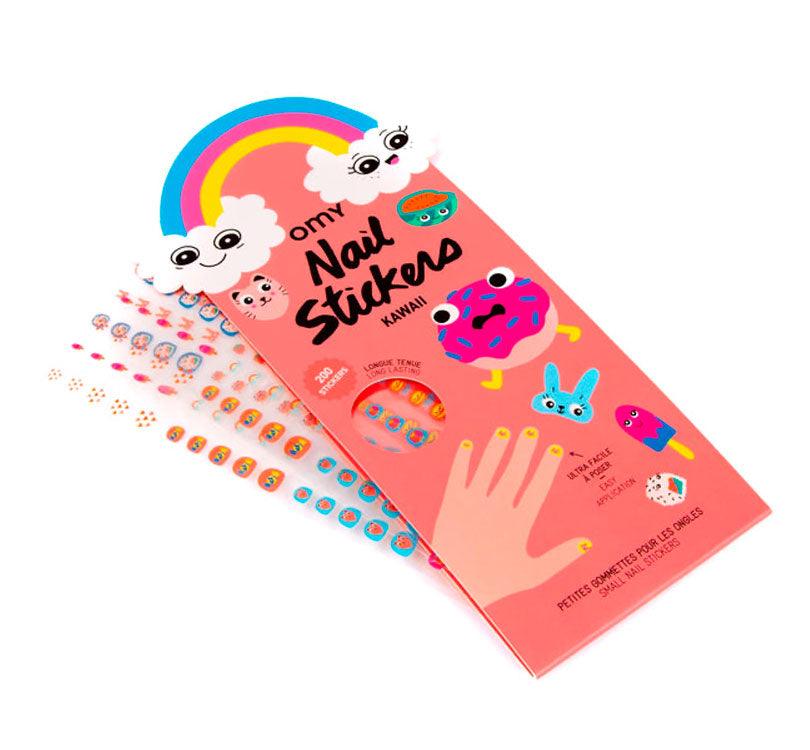 pegatinas OMY KAWAII manicuras express con las pegatinas de uñas de OMY ¡Y crea unos diseños de lo más wow!  ¡Vienen con 200 adhesivos para uñas que son fáciles de usar!