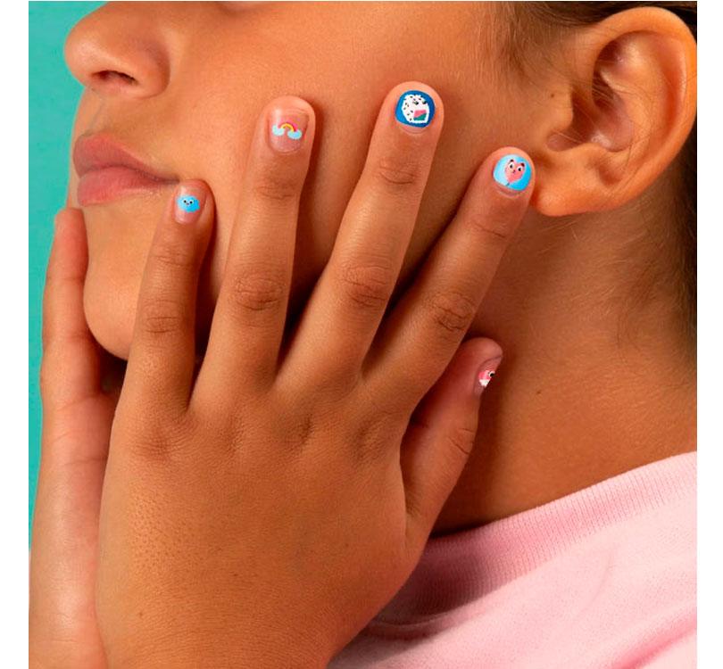 pegatinas OMY KAWAII manicuras express con las pegatinas de uñas de OMY ¡Y crea unos diseños de lo más wow!  ¡Vienen con 200 adhesivos para uñas que son fáciles de usar! lifestyle