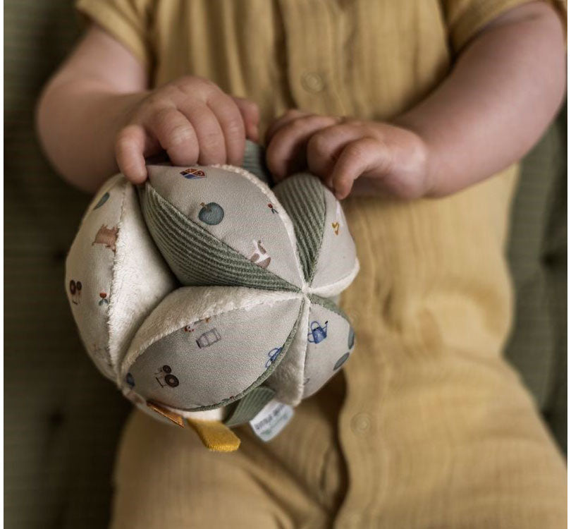 bebe jugando con pelota Montessori con forma interesante es el desafío perfecto para tu pequeño.  Con diferentes texturas, patrones y lugares para agarrar, estimulará los sentidos y desarrollará el agarre. Además, su alegre sonido de cascabel interior mantendrá a tu bebé entretenido y emocionado.