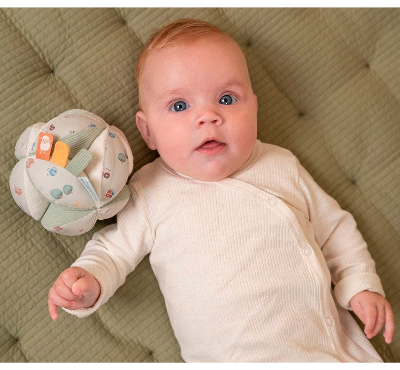 bebe con pelota Montessori con forma interesante es el desafío perfecto para tu pequeño.  Con diferentes texturas, patrones y lugares para agarrar, estimulará los sentidos y desarrollará el agarre. Además, su alegre sonido de cascabel interior mantendrá a tu bebé entretenido y emocionado.