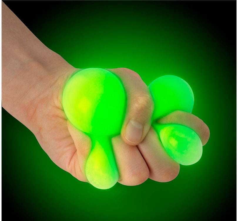 Pelota sensorial brilla en el oscuridad marca Schrunchems mano estrujando