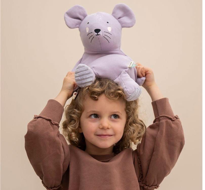  Este adorable Ratón querrá ser muy abrazado por tus peques ¡Es tan adorable!  En un color lila suave que es una fuente de abrazo constantes, ideal para los peques de la casa, muy gustoso al estar hecho de algodón orgánico. ¡Y los piececitos en pana gruesa son el toque mágico! MARCA TRIXIE RATON GRANDE EN COLOR LILA NIÑA JUGANDO CON EL EN LA CABEZA