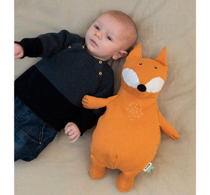 bebe tumbado con Este adorable Zorro querrá ser muy abrazado por tus peques ¡Es tan adorable!  En un color naranja suave que es una fuente de abrazo constantes, ideal para los peques de la casa, muy gustoso al estar hecho de algodón orgánico. ¡Y los piececitos en pana gruesa son el toque mágico! marca trixie zorro grande naranja