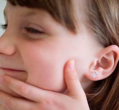 niña con unfantasma de  set de pendientes, lleno de arañas, brujas y fantasmas, es perfecto para complementar tu disfraz con un toque divertido.  Con 30 pares diferentes para elegir, ¡nunca te aburrirás! Cada día podrás lucir un estilo auténtico