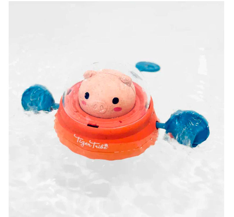 Space Piggy, tiene el tamaño perfecto para manos pequeñas, fomenta la comprensión de la causa y el efecto y, al mismo tiempo, ayuda a desarrollar habilidades motoras finas mientras se embarca en aventuras épicas en la bañera.&nbsp;