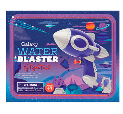 caja ¡El Galaxy Water Blaster ha aterrizado para traer alegría durante todo el verano! Ideal para manos pequeñas, esta pistola de agua es fácil de usar se llena en segundos para que su hijo pueda regresar rápidamente a la diversión al aire libre.