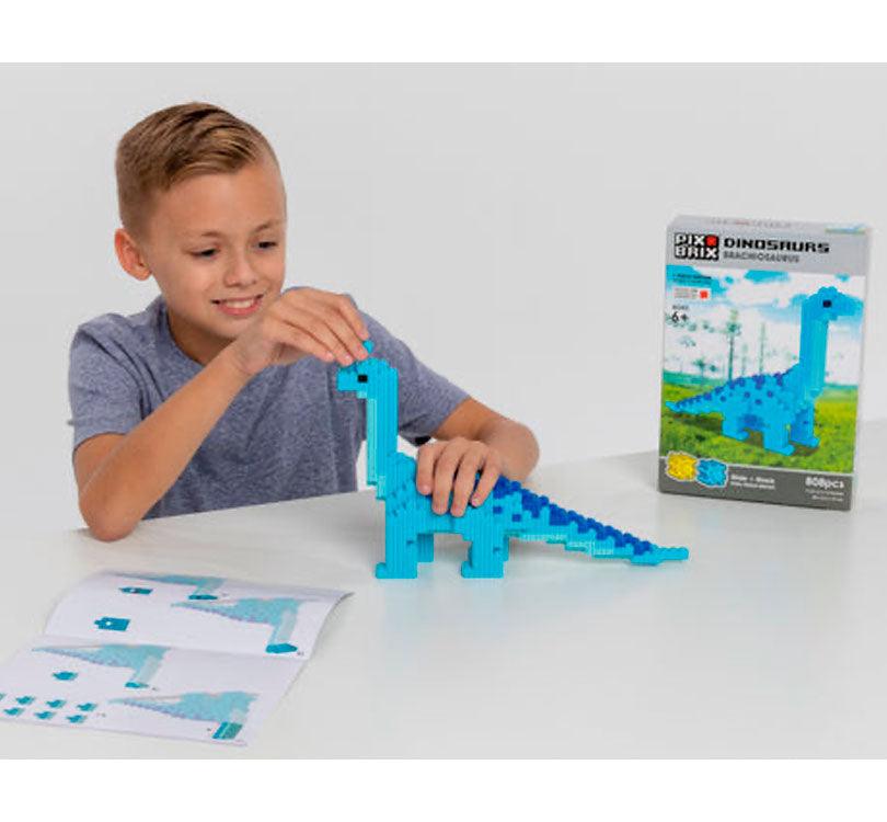 niño jugando con el branquiosaurio de caja de Pix Brix para hacer branquiosaurio en color azul con 808 piezas