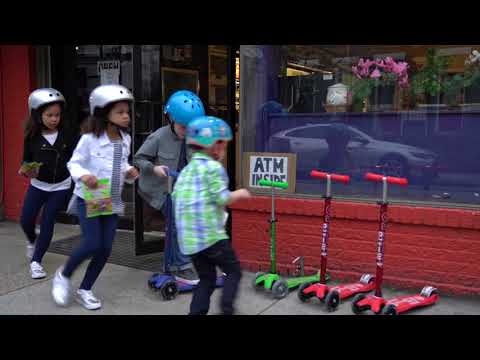 video de life style de niños usando los patinetes micro