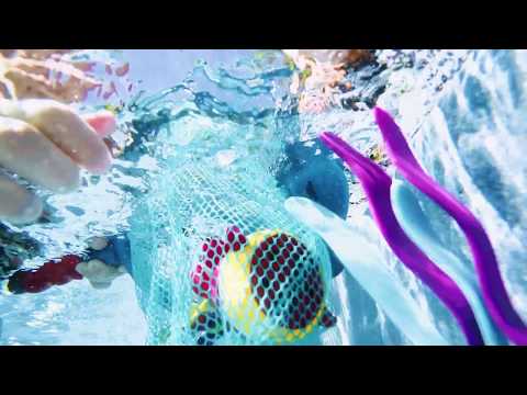 video del producto Set de buceo con raqueta de malla con cara de tiburón y 4 animales marinos para tirar al fondo del agua y recogeros de la marca Byou distribuida por Djeco