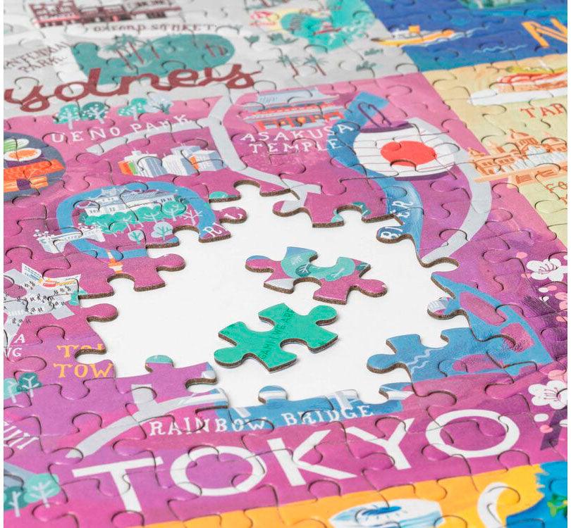 vista detalle Puzzle Ciudades del mundo de 1000 piezas!  Sus piezas de alta calidad, los detalles holográficos, y el poster de ejemplo, hacen de este puzzle un súper regalo para los amantes de los puzzles. marca Legami