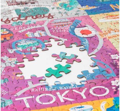 vista detalle Puzzle Ciudades del mundo de 1000 piezas!  Sus piezas de alta calidad, los detalles holográficos, y el poster de ejemplo, hacen de este puzzle un súper regalo para los amantes de los puzzles. marca Legami