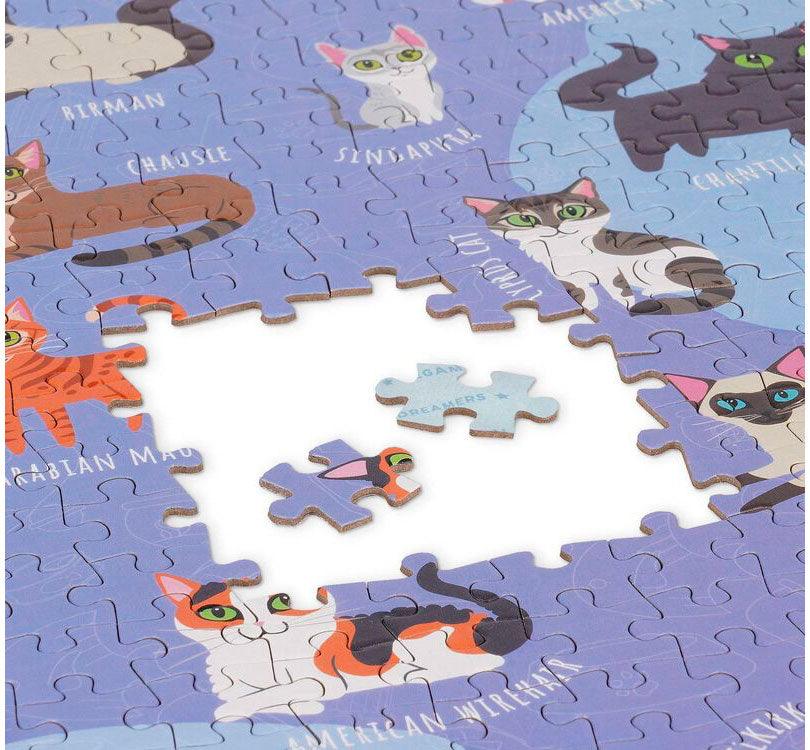 detalle del Puzzle Gatos del mundo de 1000 piezas!  Sus piezas de alta calidad, los detalles holográficos, y el poster de ejemplo, hacen de este puzzle un súper regalo para los amantes de los puzzles. imagen con bolsa de algodón marca LEGAMI