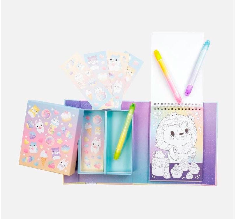 ¿Preparado para colorear un universo de dibujos Kawaii? Deliciosos bocadillos, lindos cafés y criaturas kawaii se combinan para que los niños creativos transformen  las laminas de colorear de este set en un mundo mágico de ilustraciones, gracias a los marcadores pastel de doble punta de tonos suaves. 