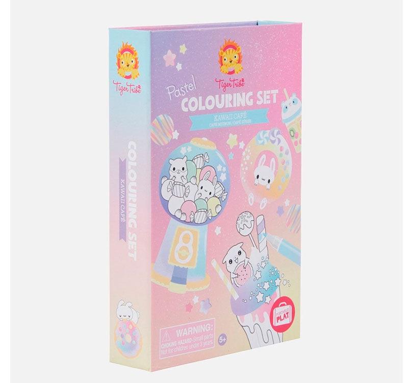 Caja ¿Preparado para colorear un universo de dibujos Kawaii? Deliciosos bocadillos, lindos cafés y criaturas kawaii se combinan para que los niños creativos transformen  las laminas de colorear de este set en un mundo mágico de ilustraciones, gracias a los marcadores pastel de doble punta de tonos suaves. 