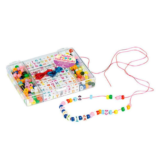 ejemplo del Set de abalorios y letras! Con 190 cuentas redondas, números y letras variadas, tus hijos podrán crear pulseras únicas y llenas de estilo. ¿La mejor parte? incluye un cordón de 2 m para enhebrar las cuentas fácilmente.