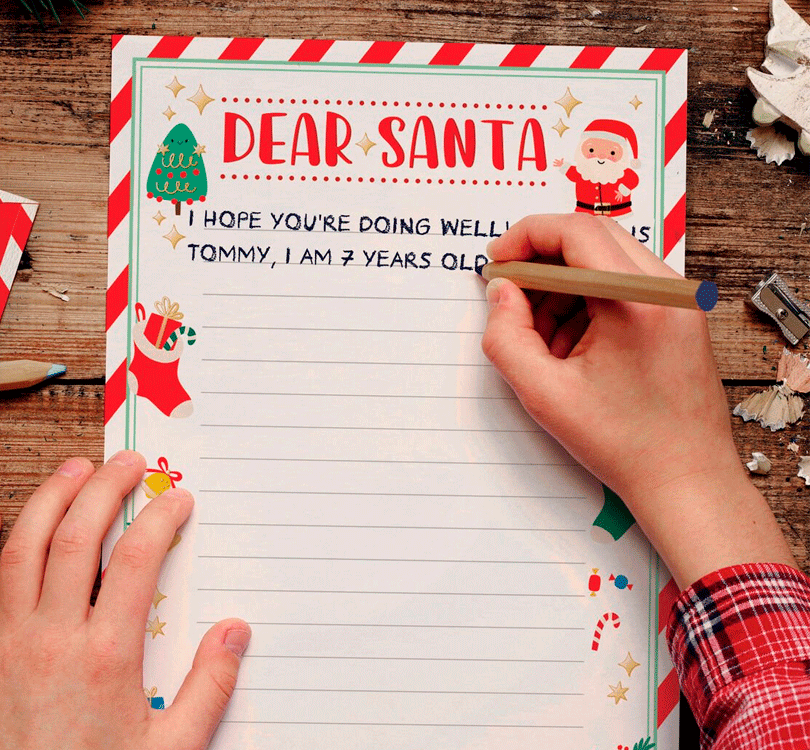 foto lifestyle Kit para Escribir la Carta a Papá Noel Dear Santa de Legami. Escribe todo lo que deseas encontrar bajo el árbol en las 3 cartas en blanco, mételas en el sobre temático, añade la postal para darle las gracias a Papá Noel y decóralo todo con las pegatinas  set de Legami