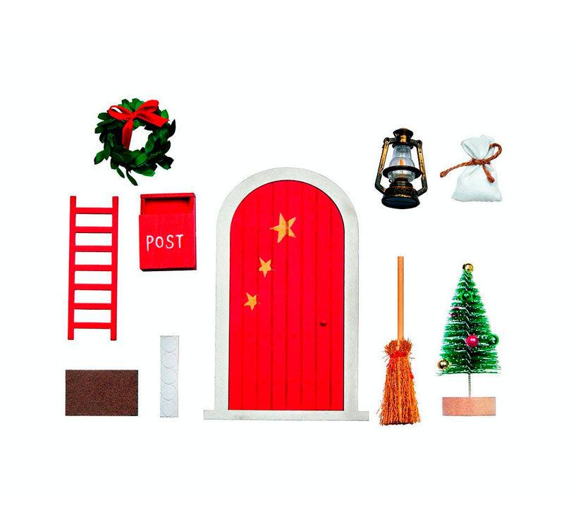 presentación de piezas de la adorable puerta decorativa! Hecha de madera y plástico, esta pequeña puerta  incluye 9 encantadoras piezas navideñas, ¡como un buzón, una escalerita, una escoba y más! en color rojo marca Moses