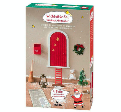 Caja de la adorable puerta decorativa! Hecha de madera y plástico, esta pequeña puerta  incluye 9 encantadoras piezas navideñas, ¡como un buzón, una escalerita, una escoba y más! color rojo marca moses