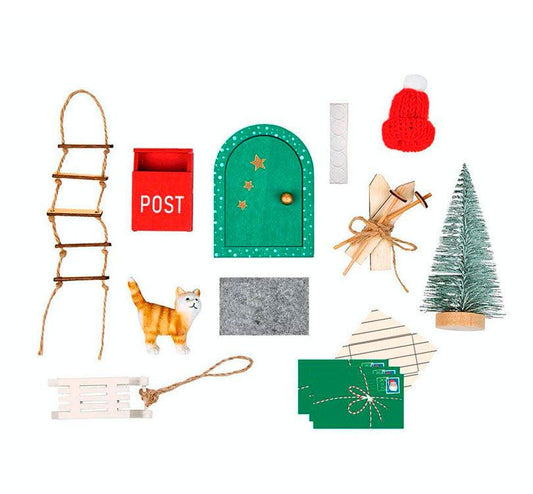 set de piezas de la adorable puerta decorativa! Hecha de madera y plástico, esta pequeña puerta  incluye 10 encantadoras piezas navideñas, ¡como un buzón, un gatito, un trineo y más! color verde marca Moses