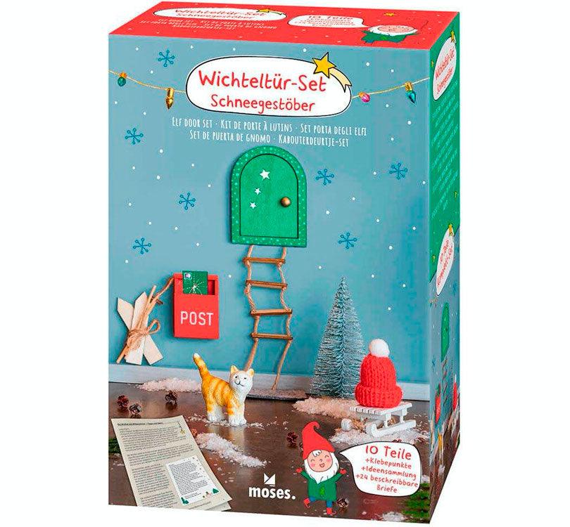 Packaging de la adorable puerta decorativa! Hecha de madera y plástico, esta pequeña puerta  incluye 10 encantadoras piezas navideñas, ¡como un buzón, un gatito, un trineo y más! color verde marca Moses