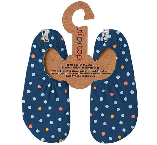 Zapatillas antideslizantes LUNARES AZUL Slipstop son escarpines antideslizantes perfectas respetuosas ideales para niños en cualquier situación. Ligeras, de suela fina y flexibles, brindan un agarre firme y protección contra resbalones en suelos mojados ¡Y evitan el calor en superficies calientes como la arena!