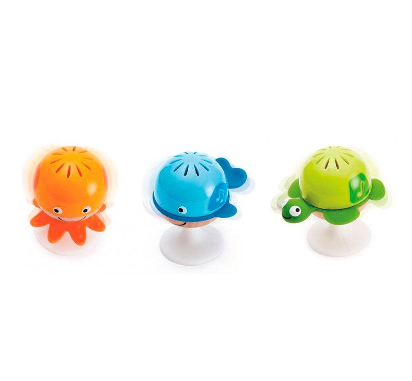 3 sonajeros con ventosa de la marca par, son animales marinos de madera en verde, naranja y azul
