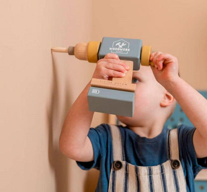 niño jugando en la pared con el taladro de madera fsc en colores nórdicos con tres brocas intercambiables de Little dutch  Editar texto alternativo