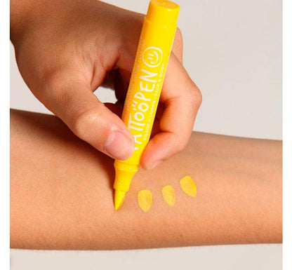 FOTO LIFESTYLE ROTULADOR AMARILLO PRA LA PIEL ¡Crea tatuajes, dibuja patrones y llena el cuerpo y rostro con los colores de Tattoopen! Su fórmula contiene hasta un 60% de agua. MARCA NAILMATIC    