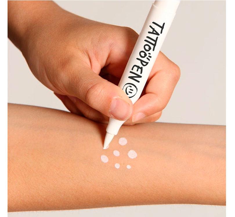 dibujo sobre la piel con el rotulador para la piel ¡Crea tatuajes, dibuja patrones y llena el cuerpo y rostro con los colores de Tattoopen! Su fórmula contiene hasta un 60% de agua y es perfecta para pieles sensibles. Su punta de pincel está hecha de fieltro suave y flexible marca Nailmatic