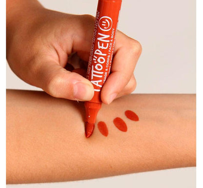 FOTO LIFESTYLE ROTULADOR PARA LA PIEL MARRON ¡Crea tatuajes, dibuja patrones y llena el cuerpo y rostro con los colores de Tattoopen! Su fórmula contiene hasta un 60% de agua y es perfecta para pieles sensibles. Su punta de pincel está hecha de fieltro suave y flexible MARCA NAILMATIC