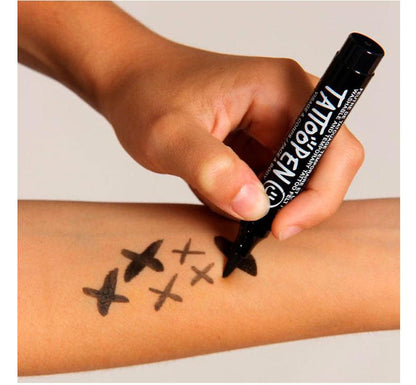 FOTO LIFESTYLE DEL ROTULADOR PARA DECORAR LA PIEL ¡Crea tatuajes, dibuja patrones y llena el cuerpo y rostro con los colores de Tattoopen! Su fórmula contiene hasta un 60% de agua y es perfecta para pieles sensibles. Su punta de pincel está hecha de fieltro suave y flexible MARCA NAILMATIC 