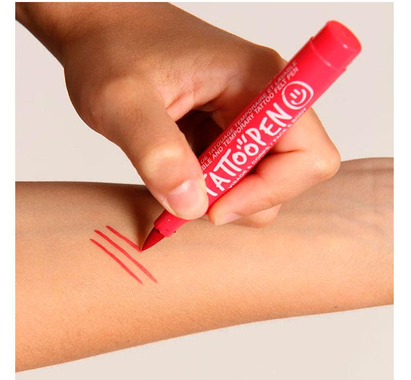 FOTO LIFESTYLE ROTULADOR PARA PIEL COLOR ROJO ¡Crea tatuajes, dibuja patrones y llena el cuerpo y rostro con los colores de Tattoopen! Su fórmula contiene hasta un 60% de agua y es perfecta para pieles sensibles. Su punta de pincel está hecha de fieltro suave y flexible MARCA NAILMATIC 