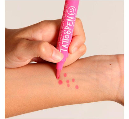 LISESTYLE ROTULADOR ROSA ¡Crea tatuajes, dibuja patrones y llena el cuerpo y rostro con los colores de Tattoopen! Su fórmula contiene hasta un 60% de agua y es perfecta para pieles sensibles. Su punta de pincel está hecha de fieltro suave y flexible MARCA NAILMATIC 