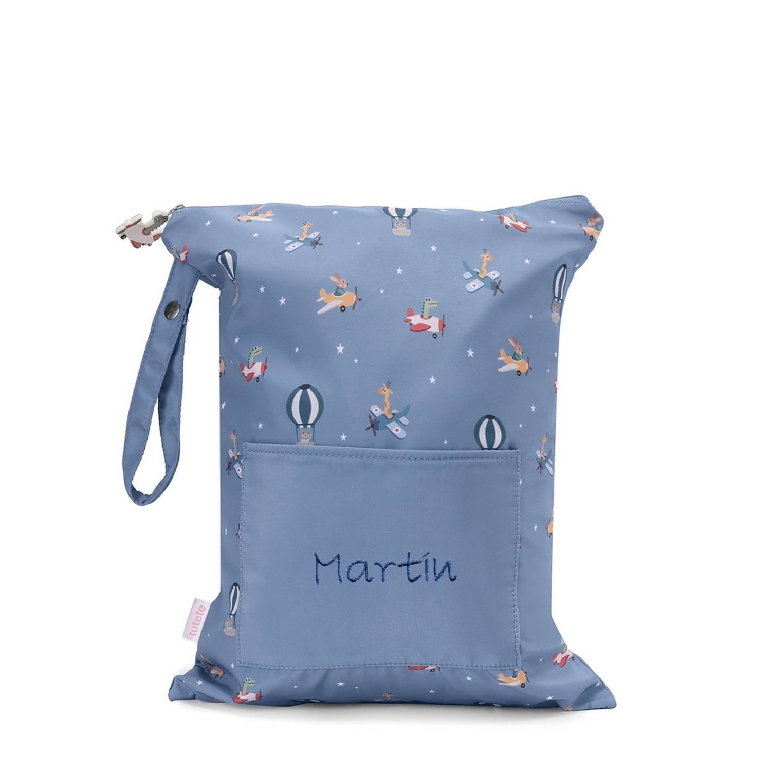 Artículos para la Vuelta al Cole Tutete bordados con el nombre de tu peque en www.manodesantaoficial.es. Personalización única, máxima calidad y envío rápido en 24h.