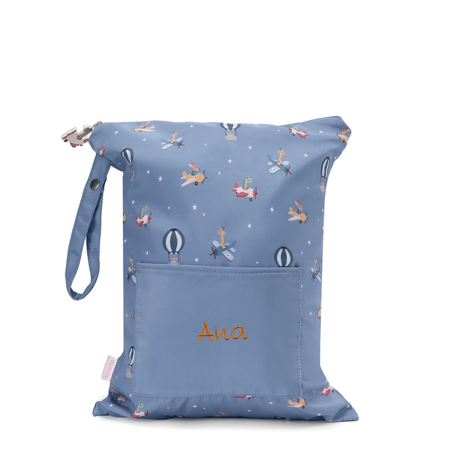 Artículos para la Vuelta al Cole Tutete bordados con el nombre de tu peque en www.manodesantaoficial.es. Personalización única, máxima calidad y envío rápido en 24h.