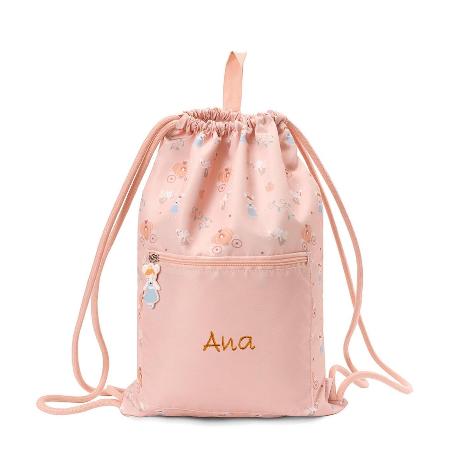 Artículos para la Vuelta al Cole Tutete bordados con el nombre de tu peque en www.manodesantaoficial.es. Personalización única, máxima calidad y envío rápido en 24h.