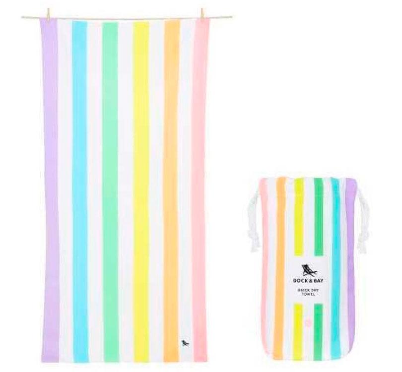 Toalla antiarena marca dock and bay con estampado de rayas verticales en colores el arcoiris modelo rainbow pastel talla L