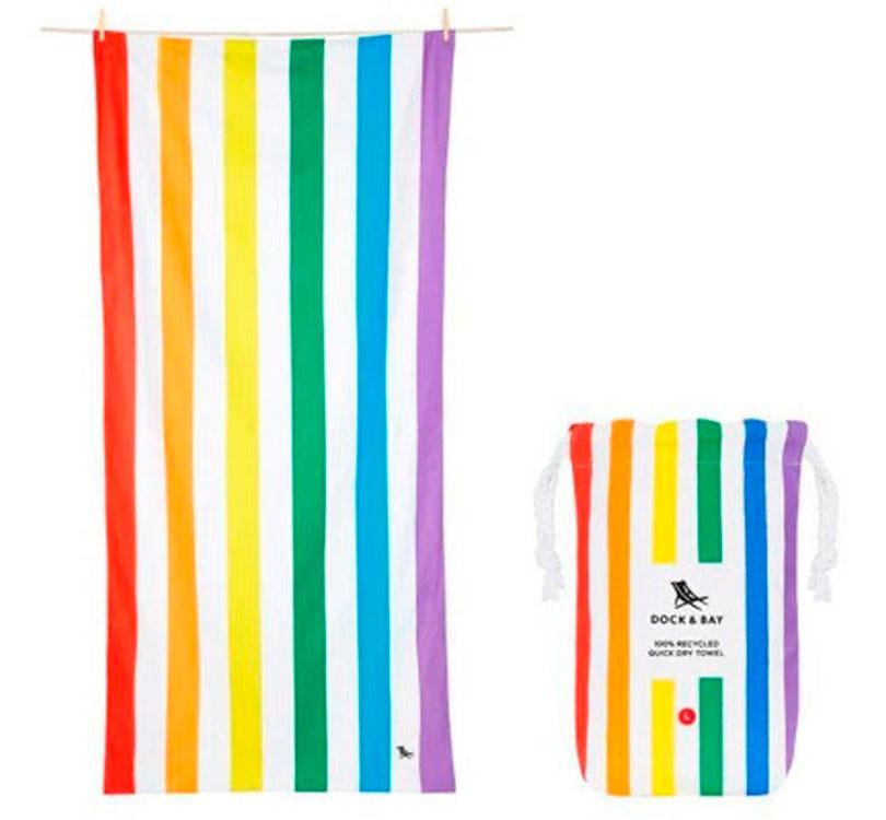 Toalla de playa anotaren marca Dock and bay con estampado de rayas verticales con los colores del arcoiris y funda para guardarla a juego