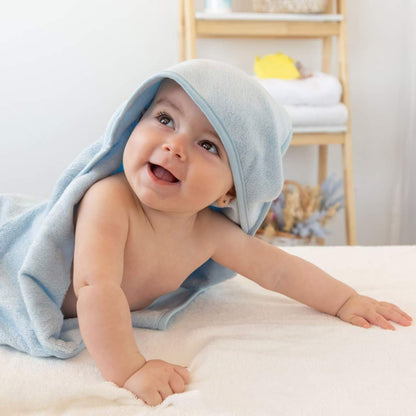La Canastilla Soft Care es el detalle perfecto para empresas y profesionales que buscan un regalo de nacimiento que combine sencillez, buen gusto y utilidad real. Este set ha sido cuidadosamente diseñado para ofrecer artículos esenciales que los padres utilizarán a diario, alejándose de lo superfluo para centrarse en la calidad de los materiales. La combinación de tonos azulados y blancos, junto con texturas naturales, transmite una imagen de cercanía y profesionalidad, convirtiéndolo en un gesto de atenció