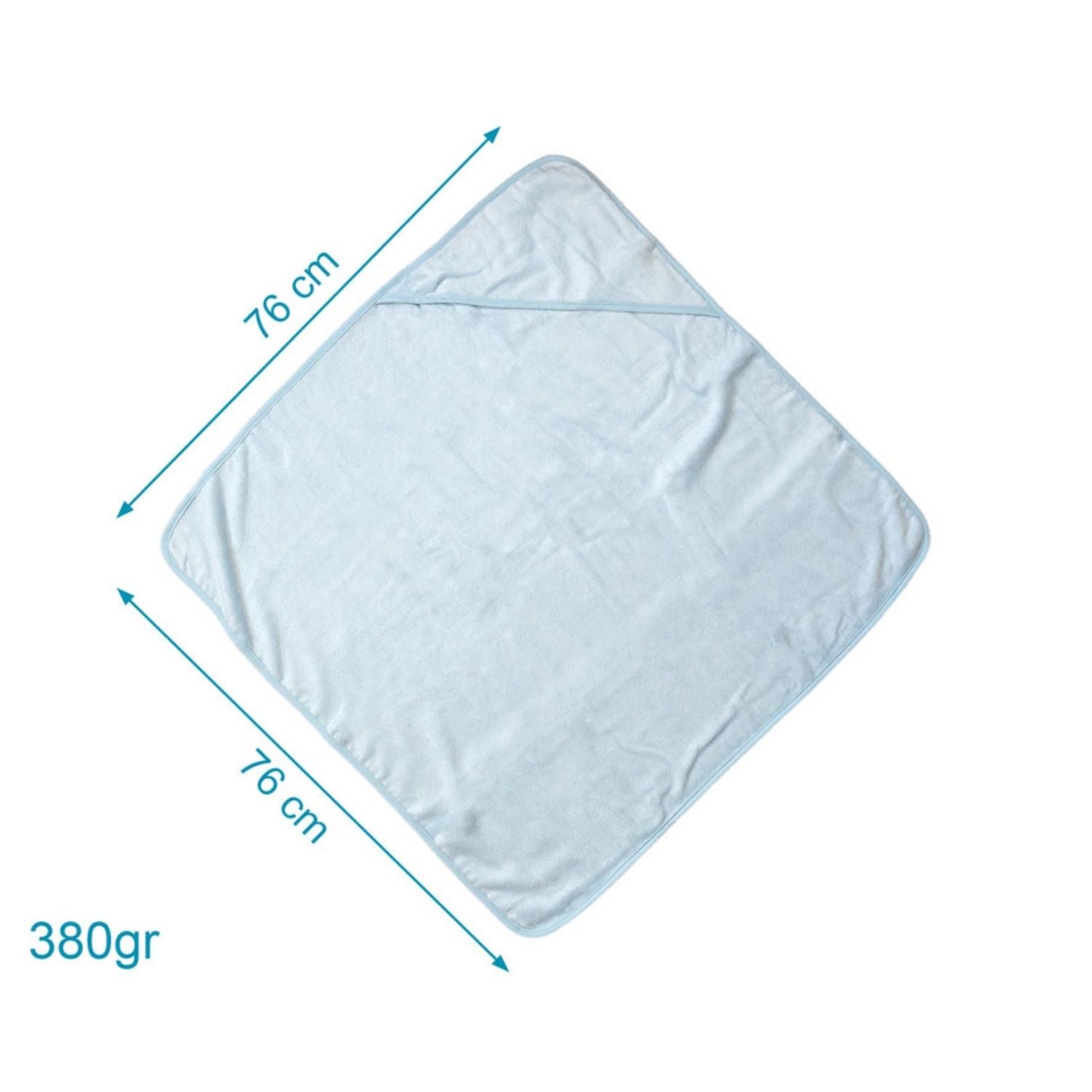 La Canastilla Soft Care es el detalle perfecto para empresas y profesionales que buscan un regalo de nacimiento que combine sencillez, buen gusto y utilidad real. Este set ha sido cuidadosamente diseñado para ofrecer artículos esenciales que los padres utilizarán a diario, alejándose de lo superfluo para centrarse en la calidad de los materiales. La combinación de tonos azulados y blancos, junto con texturas naturales, transmite una imagen de cercanía y profesionalidad, convirtiéndolo en un gesto de atenció