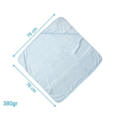 La Canastilla Soft Care es el detalle perfecto para empresas y profesionales que buscan un regalo de nacimiento que combine sencillez, buen gusto y utilidad real. Este set ha sido cuidadosamente diseñado para ofrecer artículos esenciales que los padres utilizarán a diario, alejándose de lo superfluo para centrarse en la calidad de los materiales. La combinación de tonos azulados y blancos, junto con texturas naturales, transmite una imagen de cercanía y profesionalidad, convirtiéndolo en un gesto de atenció